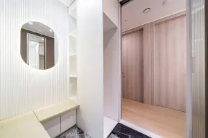 화이트 플루티드 패널로 완성한 모던 현관 인테리어